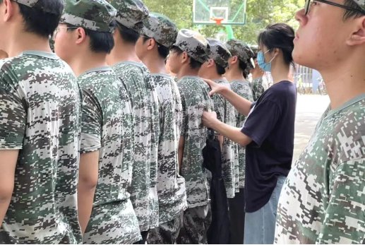 在明媚的阳光下
