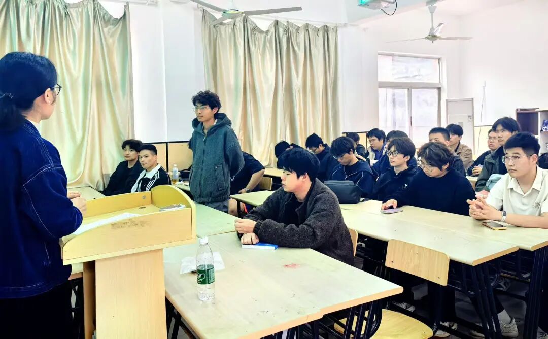 本次会议由李晓丽老师主持