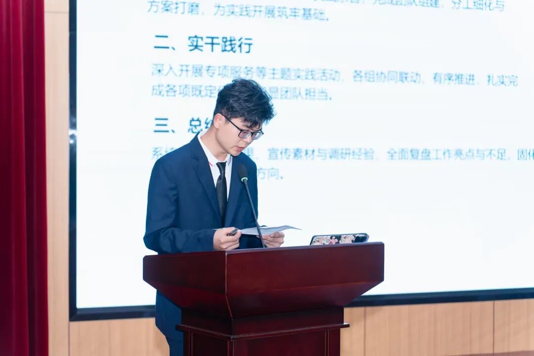 大二年级组长 陆丽莎