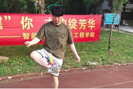 活动由计应242班沈慧敏同学主持