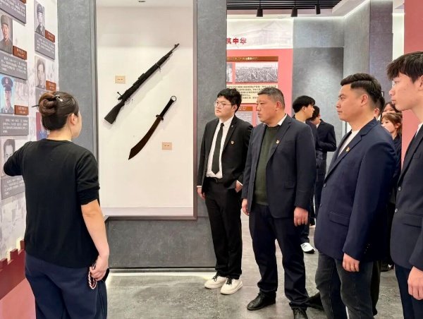 在缅怀中汲取奋进力量