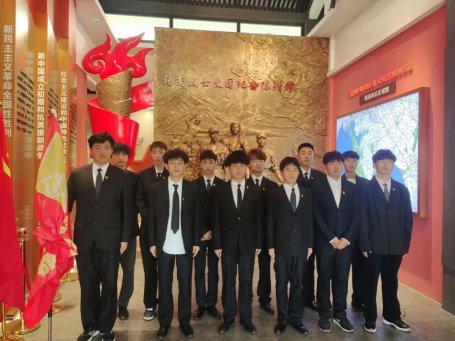 来到锡南革命烈士陵园开展“缅怀革命先