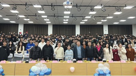 是用十根手指舞动的姿态;