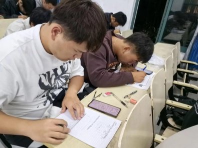 逐步提高了自己的绘图能力和技术水平