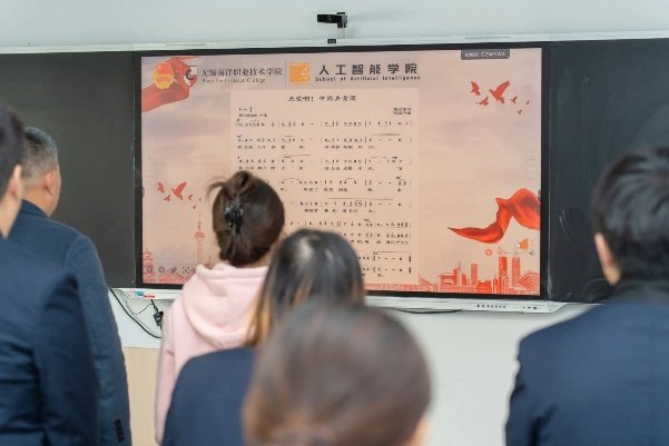 佩戴团徽 颁发团员证