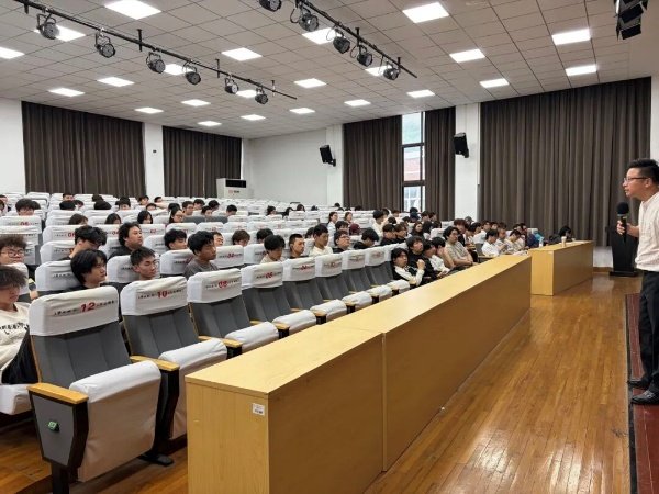 举行 2024 级建筑专业实习动员大