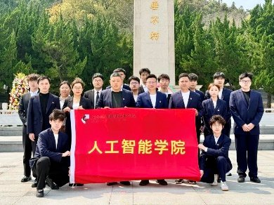 全体师生以庄严仪式寄托哀思