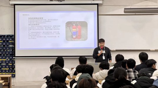 在主题班会中