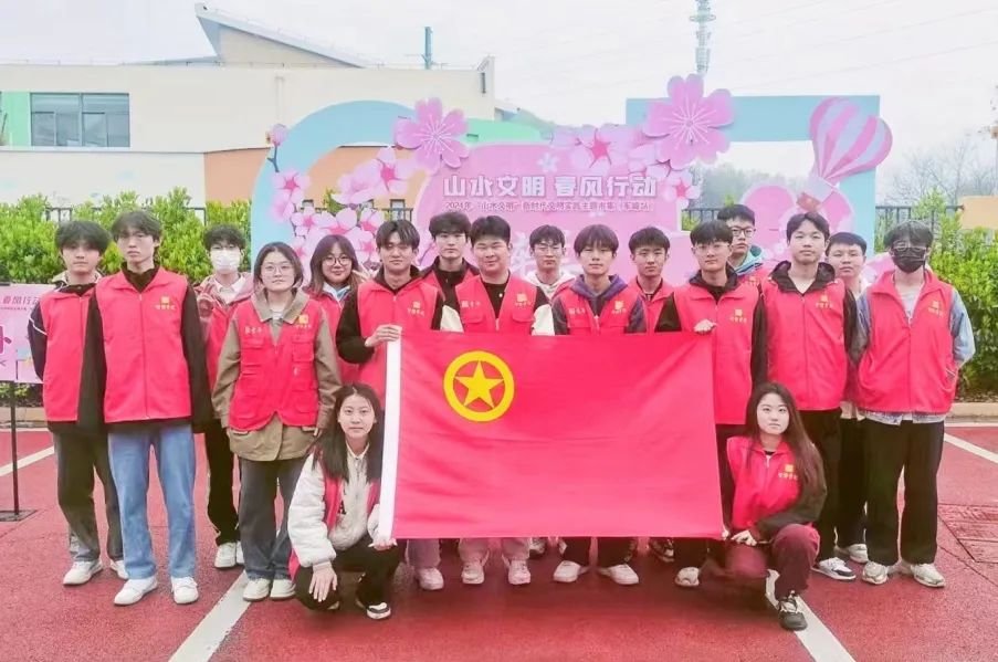 活力满满地投入到志愿服务当中