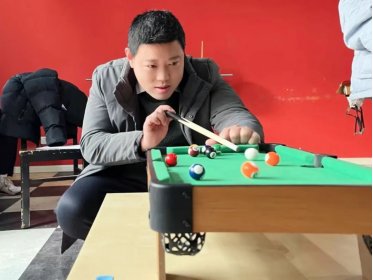 与同学们一同感受台球碰撞间的激情与智