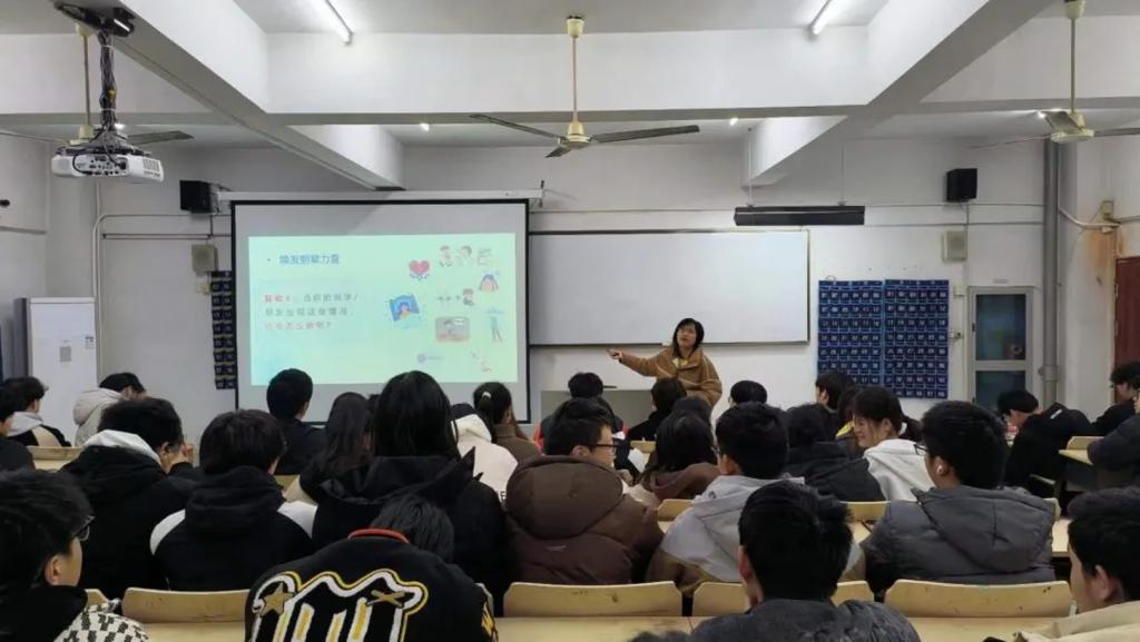 并邀请22级优秀心理信息员领誓
