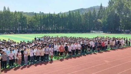 在旅途中你会认识许多有趣的人，