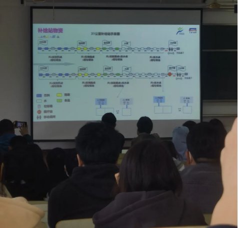 带着久别重逢的喜悦