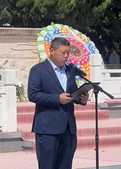 在革命烈士纪念碑前