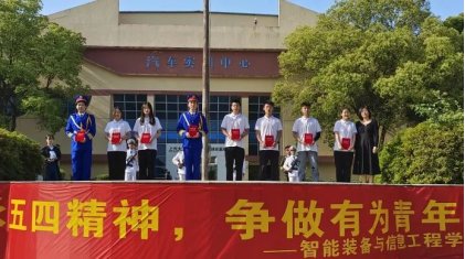 大二年级组长张映桥以及各班班主任
