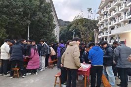 张仲景看到百姓因饥寒交迫而耳朵冻伤