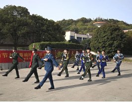 国旗班迈着整齐矫健的步伐