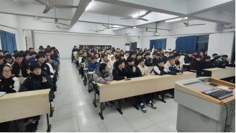 心理专员胡老师采用了观看微电影的方式