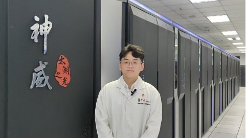 帮助球员拣取出界的足球的工作