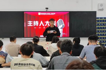 现场评委对参赛选手逐一进行点评和指导