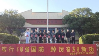 随着激昂的国歌响彻校园