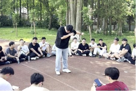 迎新团辅乐融融