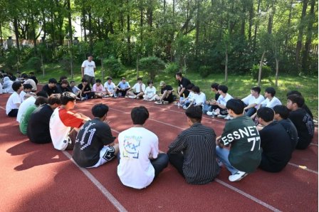迎新团辅乐融融，青春朝气映日红