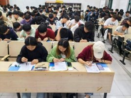他们认真聆听老师的讲解