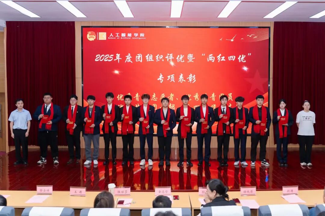 奏唱中华人民共和国国歌