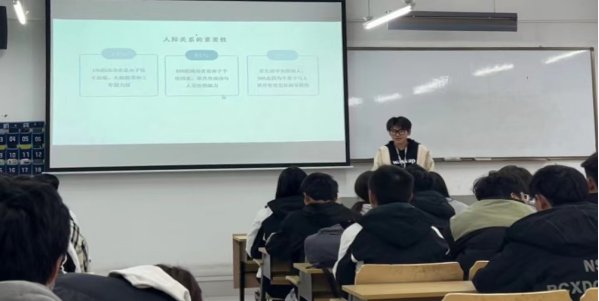 各班主任把班级分成几个小组