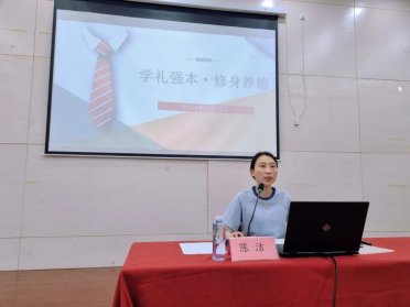 文体部带来《礼仪之邦》舞蹈表演。