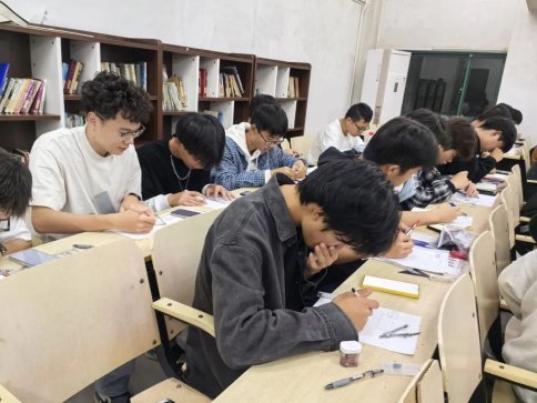 同学们针对不同的绘图问题进行交流和探