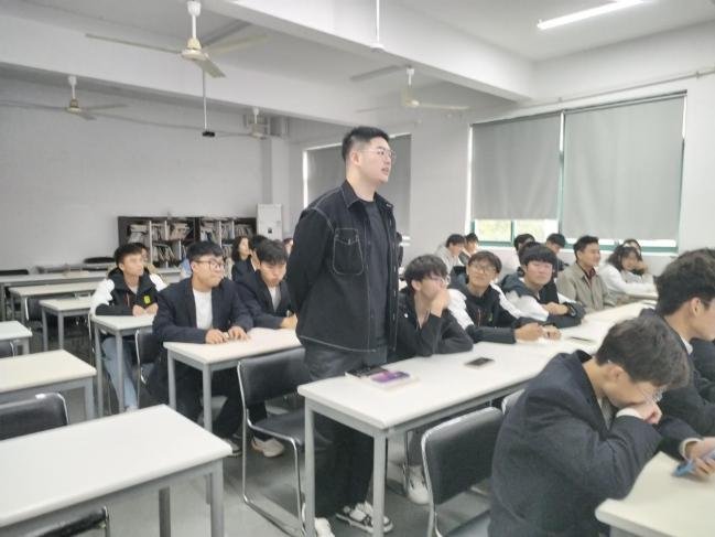 会议由教研室主任李晓丽老师主持