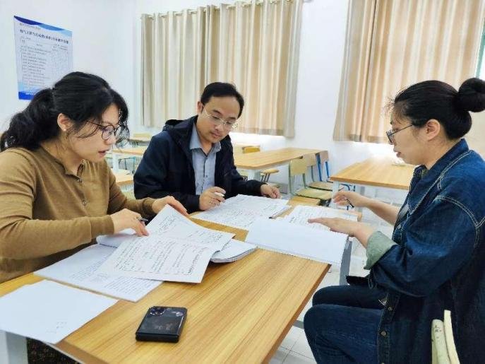 展示本人毕业设计成果并分享了个人成长