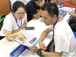 招聘会现场气氛热烈非凡