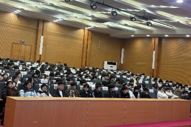 向警官围绕校园冲突的法律后果