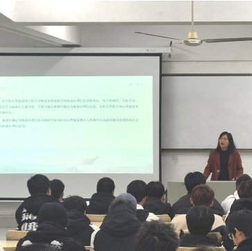 心理专员胡老师采用了现场互动和心理信