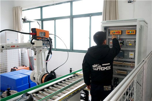工业机器人实训室-1.jpg 射频识别RFID