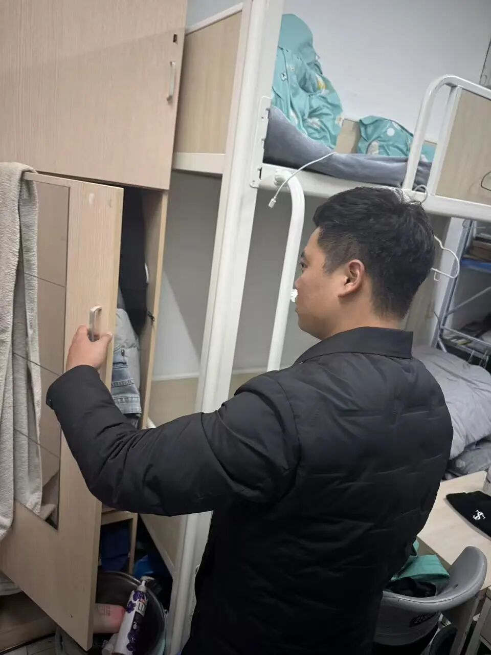及时化解宿舍安全突出隐患