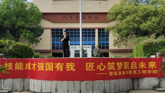 一 升国旗，奏国歌