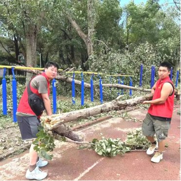 拿着社区发放的清洁工具