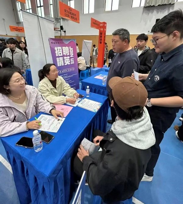 携简历赴职场之约