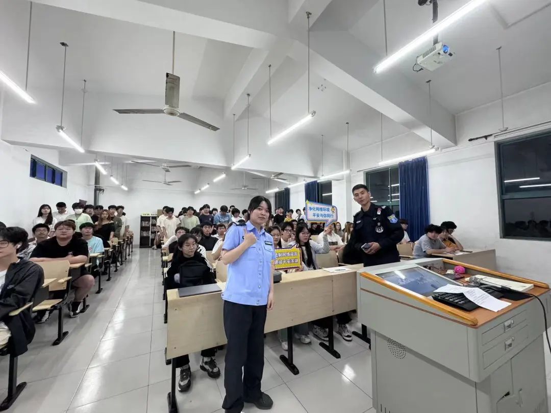 反诈宣传小姐姐通过播放反诈视频的方式