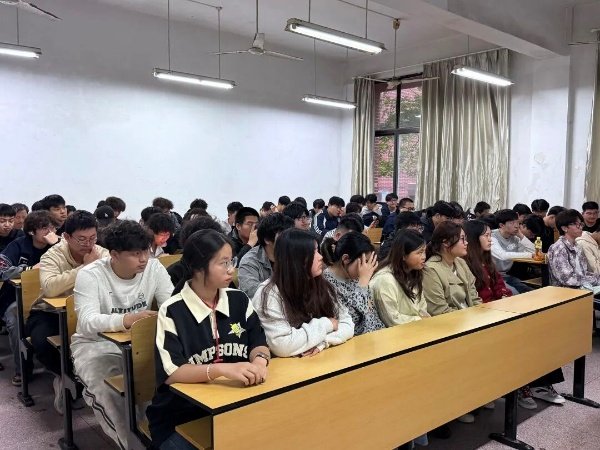 诚信铸魂” 主题班会