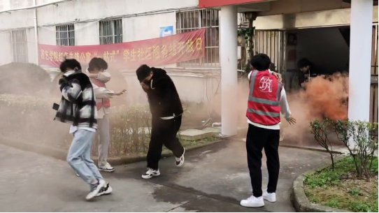 在消防演练环节中