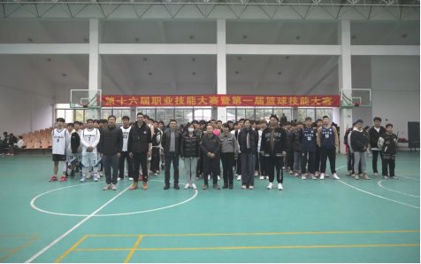 在篮球场上的奔跑