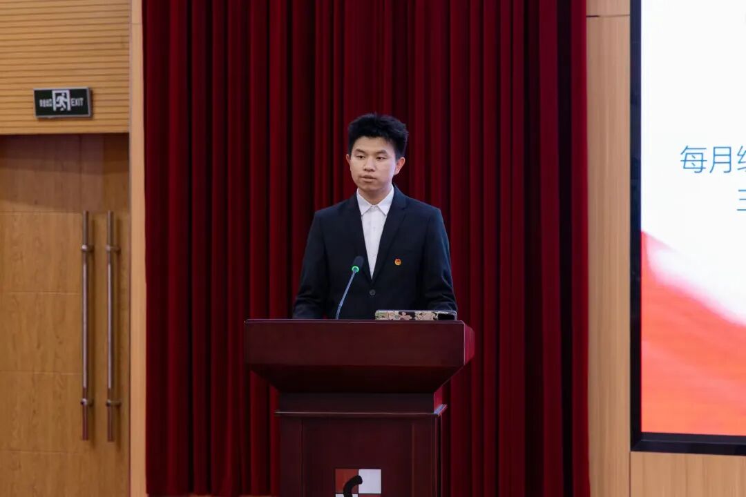 大一年级组长 胡建超