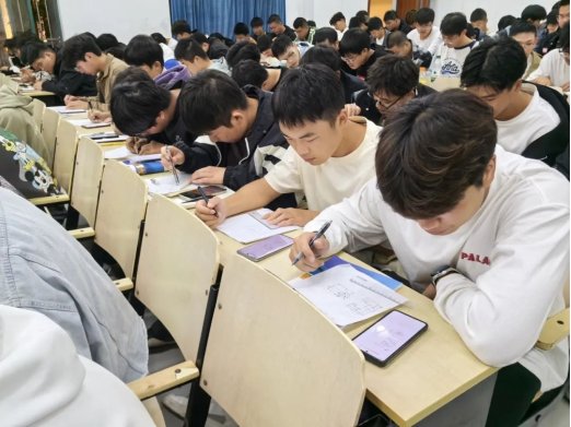并没有因为是晚课而放松对自己的要求