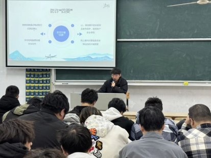 大二年级于晚自习教室开展“清明假期安