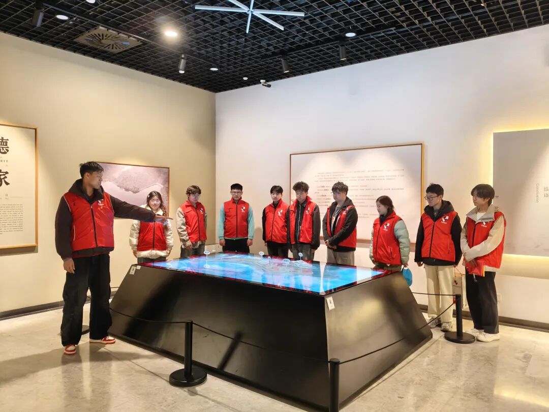 大家以脚步丈量热土